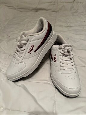 FILA Excellent -like new Men's White Low-Top Sneakers with Burgundy and Black
